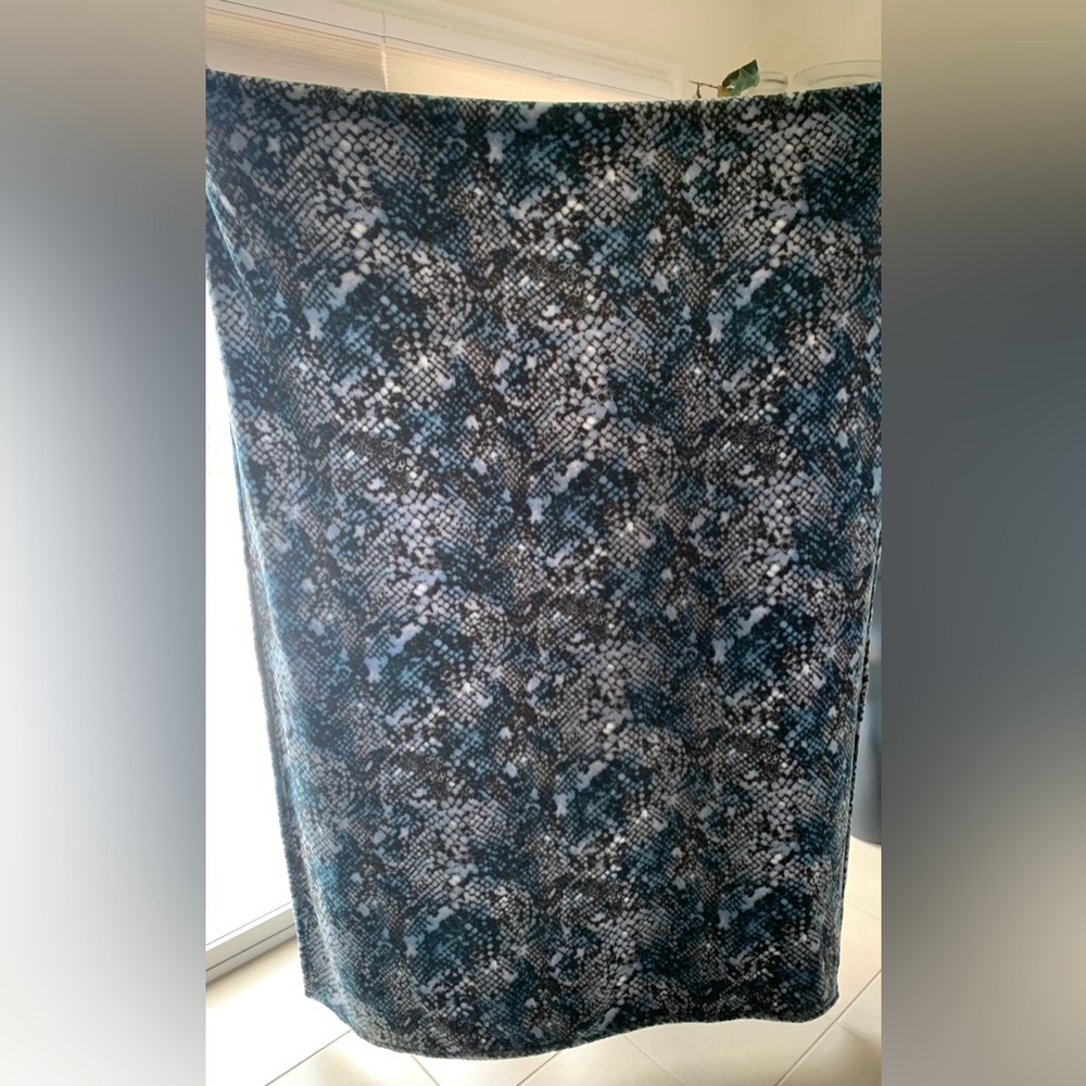 Kenneth Cole Reaction Black and Blue Textured Throw